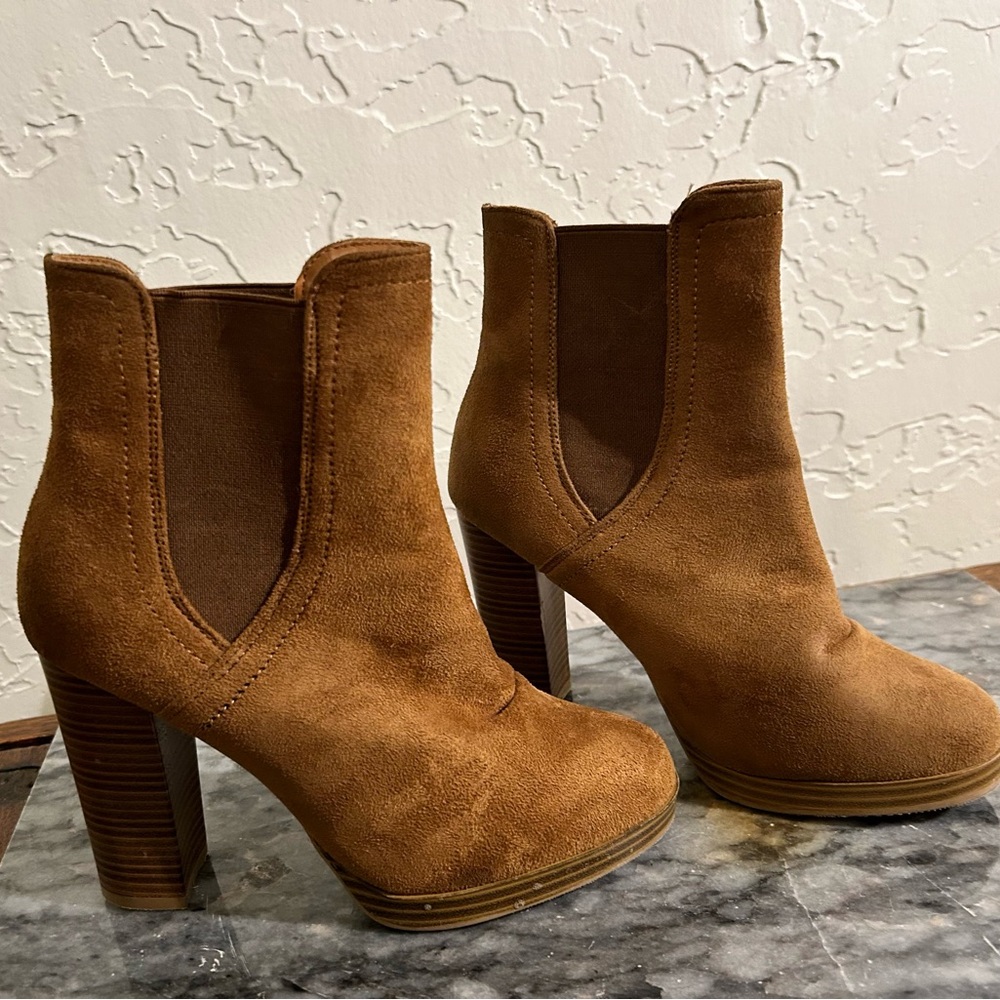 Brown suede ankle booties size 6. Excellent condition.